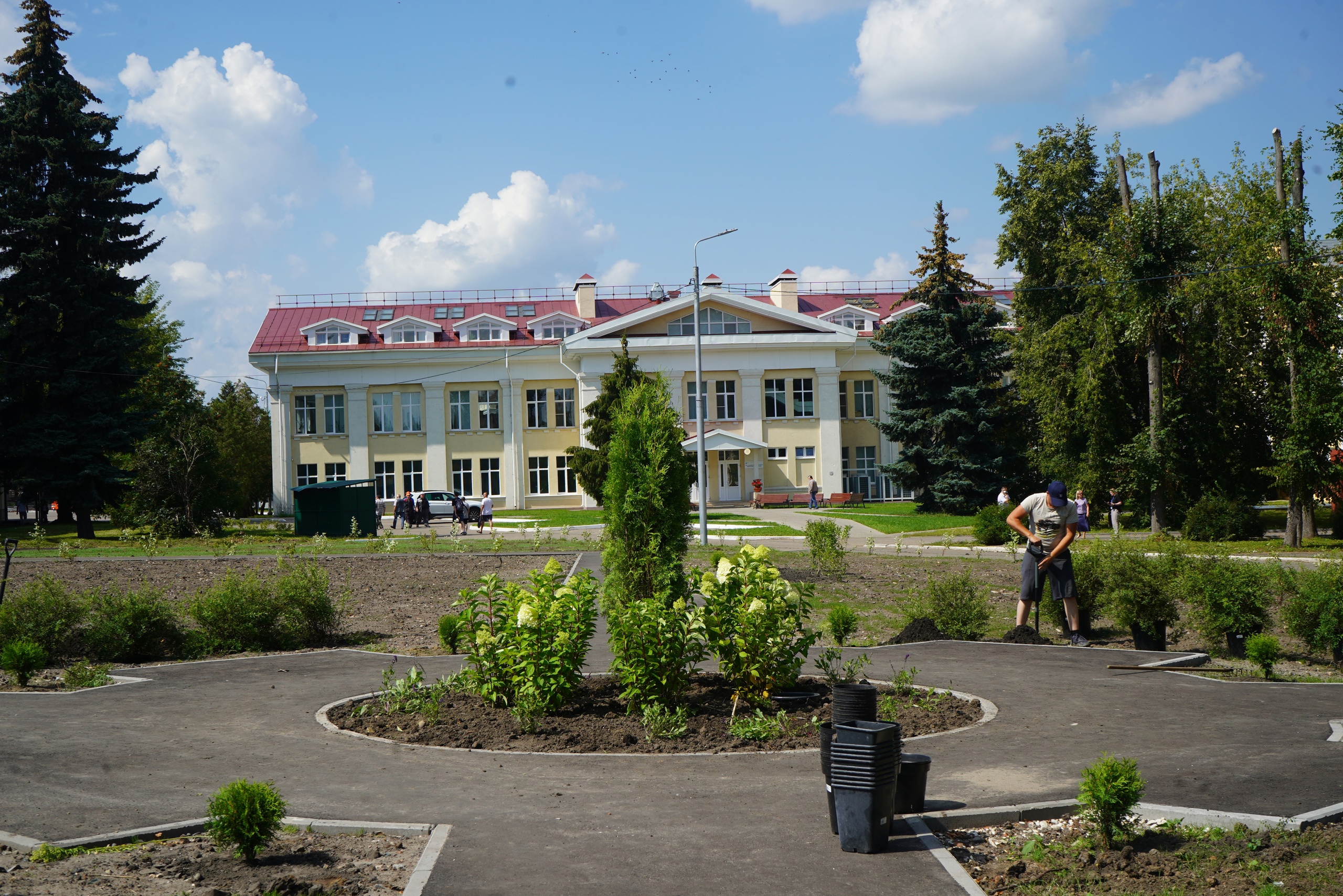 На нашем предприятии полным ходом идет подготовка территории к празднованию 160-летия завода.